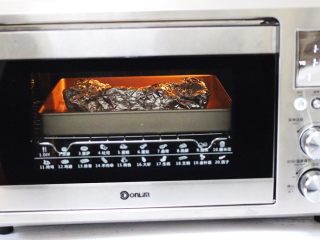 17、烧烤风味烤羊排,30分钟后撒上孜然粉和辣椒粉，烤箱200度烤15分钟即可！(喜欢吃辣的还可以撒上辣椒粉)