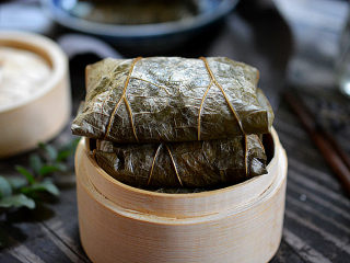 1、荷叶糯米鸡,蒸好取出