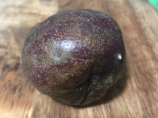 1、百香果汁,选一个表皮皱的百香果