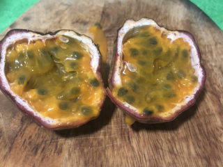 2、百香果汁,切开