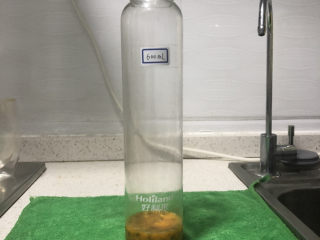 3、百香果汁,放到一个你喜欢的容器中，我用的是好利来买果汁剩下的瓶子，600ml容量。