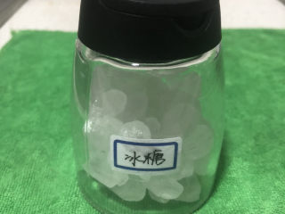 4、百香果汁,放入4-6块冰糖，替代品：蜂蜜，白糖