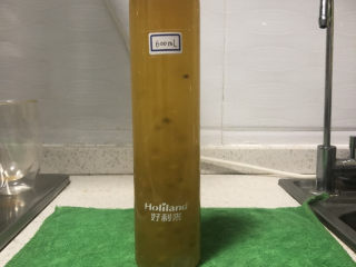 5、百香果汁,倒入温水，晃动瓶子