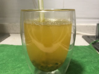 6、百香果汁,放置一段时间，等冰糖化了，转到杯中。第二杯种子会稍多。