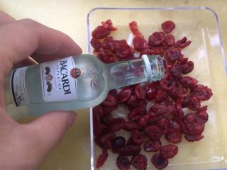 4、蔓越莓椰蓉千层吐司,和面的时候，把朗姆酒倒入盛有蔓越莓的容器中，浸泡。这样比直接加蔓越莓口感更好。不能喝酒的可以忽略这一步骤。