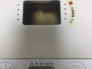 6、蔓越莓椰蓉千层吐司,启动发酵程序，一个小时后，面团发酵到原来的2倍左右，在面团中间戳个洞不回缩就好了