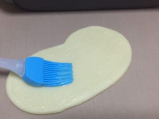 9、蔓越莓椰蓉千层吐司,刷一层炼乳，喜欢椰蓉的可以再撒点椰蓉