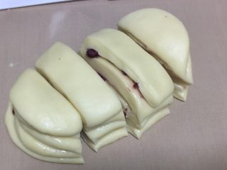 13、蔓越莓椰蓉千层吐司,一直叠放五层。最上层不用刷炼乳和蔓越莓。切成四份。