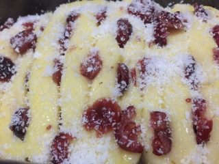 15、蔓越莓椰蓉千层吐司,面团发酵到八分满左右，刷一层蛋液，撒上椰蓉。