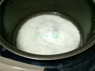 2、米饼沙拉,大米淘洗干净，放入电饭煲，加入适量清水；水量漫过大米2厘米高即可；煮米饭时可在大米里倒入适量植物油，煮出来的米饭更香，也更有光泽；