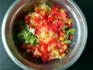 4、米饼沙拉,将圣女果，生菜切碎；