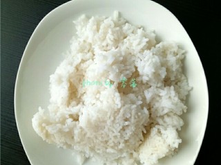 6、米饼沙拉,煮好的米饭盛出，晾至不烫手；