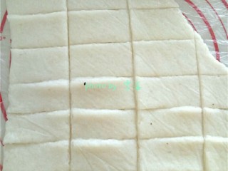 8、米饼沙拉,再隔着食品袋将饭团擀成片，撕开面上的食品袋，将片状的米饭用刀切割成均匀大小的长方块；