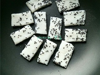 11、米饼沙拉,将米饼放进平底锅，开中小火；