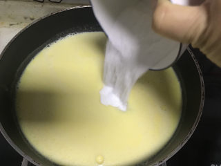 8、芒果布丁????,倒入白凉粉