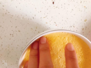 12、芒果布丁????,用手轻轻按压周围