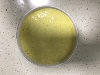 10、芒果布丁????,关火放入碗中，自然冷却后放入冰箱冷藏