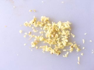 2、养生之姜汁红糖水,将生姜去皮洗净后切碎