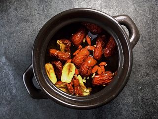 9、养生之姜汁红糖水,在煲里放150毫升的矿泉水