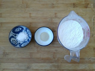 1、八寸披萨饼饼胚,准备食材。