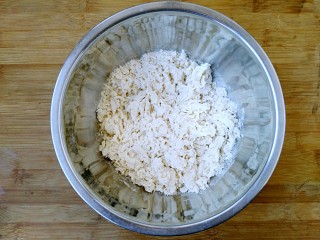7、八寸披萨饼饼胚,搅拌至没有干面粉的棉絮状。