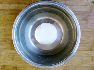 8、八寸披萨饼饼胚,揉成面团。