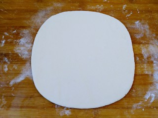 11、八寸披萨饼饼胚,用擀面杖把面团擀成8寸左右大的圆形。