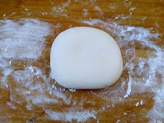 10、八寸披萨饼饼胚,取出发酵好的面团，放到面板上揉至光滑。