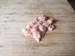 2、香菇鸡肉燕麦粥,鸡胸肉切小块。