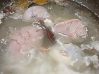 3、酸爽开胃《酸菜肉丝面》,牛肉炖至筷子可以扎进加就可以起锅，肉汤可以当做高汤用。