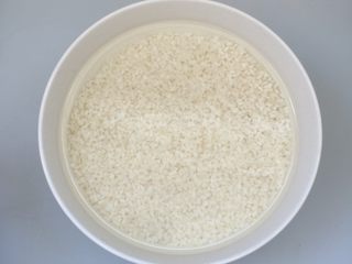 2、糯米蛋,糯米提前一晚清水浸泡
