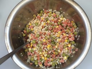 6、糯米蛋,加入生抽、酱油、蚝油，搅拌均匀入味