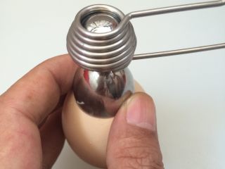 7、糯米蛋,把糯米蛋刀放在鸡蛋的小头上，扣紧