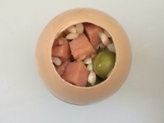 11、糯米蛋,把拌好的糯米装入蛋壳中