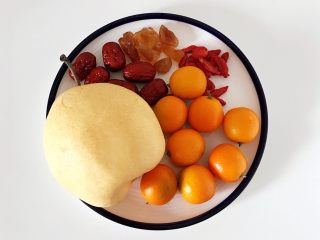 1、冰糖雪梨金桔饮,准备好需要的食材。