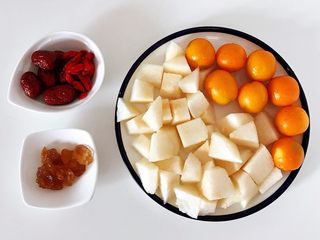 2、冰糖雪梨金桔饮,雪梨去皮切小块，金桔用盐搓洗，用刀把每个金桔划2～3个口子。