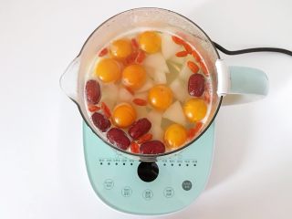 6、冰糖雪梨金桔饮,最后剩余2分钟时，加入枸杞。