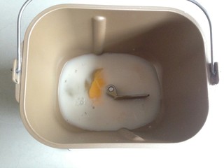 1、仿真雪梨馒头,将牛奶、蛋液、油、糖放进面包桶里。