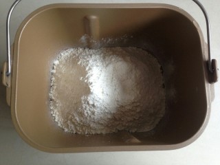 2、仿真雪梨馒头,再放玉米面和面粉。