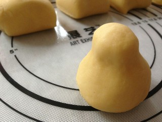6、仿真雪梨馒头,捏成梨形。
