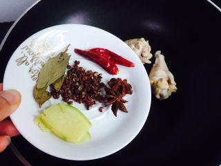 9、秘制红烧鸡腿,放入大料