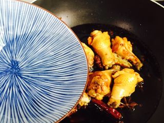 12、秘制红烧鸡腿,加入小半碗清水