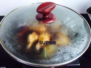 13、秘制红烧鸡腿,盖上锅盖大火烧开煮五分钟