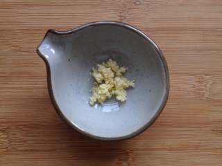 4、虫草花拌木耳,蒜末放入小碗中