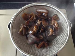 6、虫草花拌木耳,木耳焯水煮熟后捞出过凉开水，再沥干水分