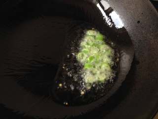 9、虫草花拌木耳,锅中倒入适量玉米油，油烧热后放入杭椒炸个几秒就捞出（油温高，动作要快，否则容易炸糊）