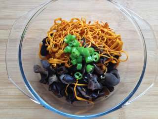 10、虫草花拌木耳,炸好的杭椒放进碗中，可以再浇点热油