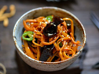 12、虫草花拌木耳,搅拌均匀即可