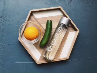 1、夏日清爽黄瓜水????高颜值清暑解渴神水,准备好材料。