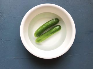 2、夏日清爽黄瓜水????高颜值清暑解渴神水,黄瓜、甜橙洗净。